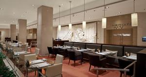 A restaurant or other place to eat at Athenaeum Intercontinental, an IHG Hotel