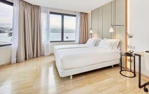 Een bed of bedden in een kamer bij NH Imperial Playa