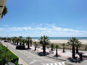 eine Straße mit Palmen und Strand in der Unterkunft Casa Ana -Cubelles in Cubelles