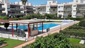 una imagen de un edificio con piscina en Casa Ana -Cubelles, en Cubelles