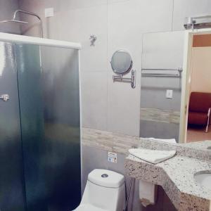 y baño con aseo, ducha y lavamanos. en Campo Belo Resort en Álvares Machado