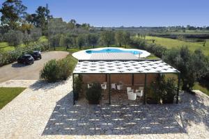 un padiglione con piscina in giardino di Agriturismo Caranna a Torre Lapillo