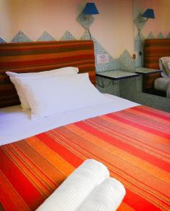 1 dormitorio con 1 cama grande con sábanas blancas en Villa Arazurrina, en Cagliari