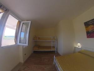 una piccola camera con letto e finestra di Villa Terra Nostra a Vieste