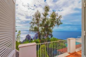 uma varanda com vista para o oceano em Villacore Luxury Guest House em Capri