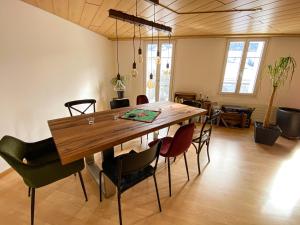 ein Esszimmer mit einem Holztisch und Stühlen in der Unterkunft Naturaleza Pura in Urnäsch