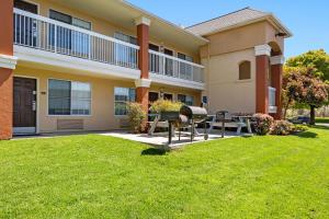 a building with a picnic table in front of it at Extended Stay America Suites - San Jose - Milpitas - McCarthy Ranch in Milpitas