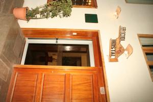 Un certificat, premiu, logo sau alt document afișat la Picol Hostal