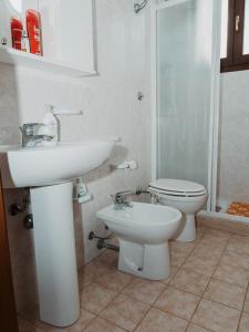 a bathroom with a sink and a toilet at APPARTAMENTO SPECCHIO D'ACQUA in Marittima