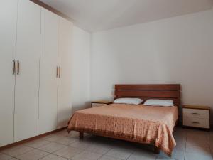 a bedroom with a bed and white cabinets at APPARTAMENTO SPECCHIO D'ACQUA in Marittima