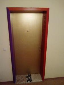 eine hölzerne Aufzugtür in einem Zimmer in der Unterkunft Vogesenblick Oetjens in Freiburg im Breisgau