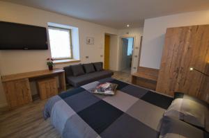 Televízia a/alebo spoločenská miestnosť v ubytovaní B&B Paganella Relax and Gourmet
