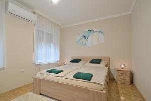 Ein Bett oder Betten in einem Zimmer der Unterkunft Huba Apartman 2.