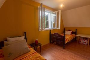 a bedroom with two beds and a window at Mesto za odmor in Zlatibor