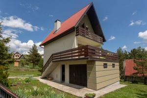 Το κτήριο όπου στεγάζεται  η παραθεριστική κατοικία