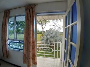 una ventana abierta con vistas a un patio en La Morena Hospedaje en Acacías