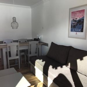 sala de estar con sofá y mesa de comedor en PLAGNE SOLEIL - 5 pers - 4 étoiles Paradiski - vue montagne - accès direct pistes et sentiers en La Plagne Tarentaise