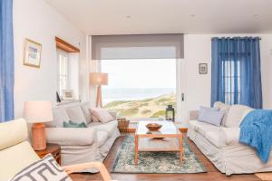 Una sala de estar con vista al mar. en Villa Pedras Muitas - Baleal, en Baleal