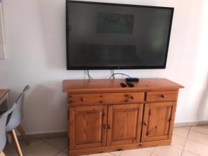 Televízia a/alebo spoločenská miestnosť v ubytovaní Kallao Apartment