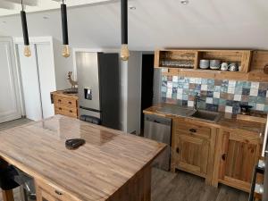 Η κουζίνα ή μικρή κουζίνα στο Veyrier-du-Lac ANNECY 60 m2 4-6 pers proche plage 1Garage Terrasse vue lac +15 φωτογραφίες