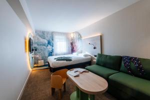 Postel nebo postele na pokoji v ubytování ibis Styles Antibes + 37 fotografií