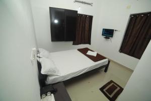 מיטה או מיטות בחדר ב-MEGHNA RESIDENCY