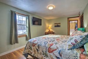 Schlafzimmer mit einem Bett und einem Fenster in der Unterkunft Hampton Quiet Corner Cottage with Fireplace and Yard 