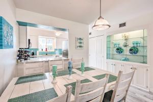 Kuhinja oz. manjša kuhinja v nastanitvi Ponce Inlet Condo with Beach and Pool Access!