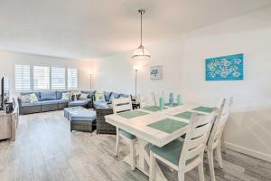 Predel za sedenje v nastanitvi Ponce Inlet Condo with Beach and Pool Access!