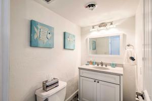 Kopalnica v nastanitvi Ponce Inlet Condo with Beach and Pool Access!