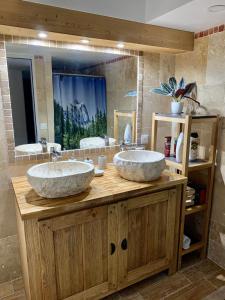 Bathroom sa Veyrier-du-Lac ANNECY 60 m2 4-6 pers proche plage 1Garage Terrasse vue lac