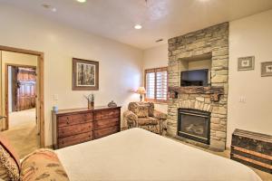 TV at/o entertainment center sa Luxury Powder Mtn Oasis with Hot Tub and Game Room!