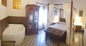 a bathroom with a bath tub and a bed at Mundobriga in Munébrega