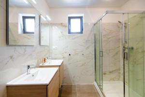 A bathroom at Villa La Via ***