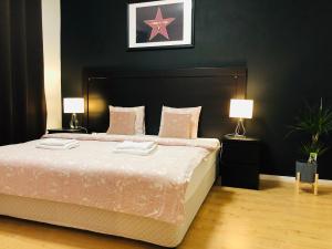 A bed or beds in a room at Villa La Via ***