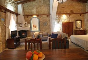 un salon avec un lit et une table avec des fruits dans l'établissement Agrovino Lofou, à Lófou