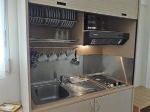 Η κουζίνα ή μικρή κουζίνα στο Alex House