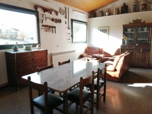 サント・パウ・デ・セゴリアスにあるMas Can Celsのリビングルーム(テーブル、椅子、ソファ付)