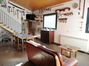 salon z kanapą i stołem w obiekcie Mas Can Cels w mieście Sant Pau de Seguries