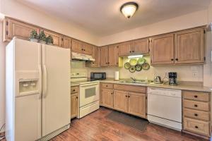 Gallery image of Quaint Angel Fire Townhome half Mi to Ski Slopes! in Angel Fire