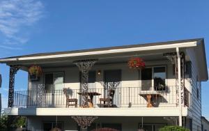 een gebouw met een balkon met tafels en stoelen bij Mansion House Motel in Buffalo