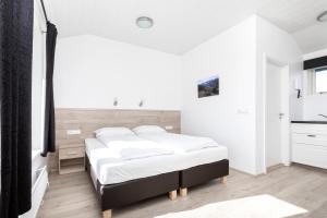 Llit o llits en una habitació de Hvammból Guesthouse