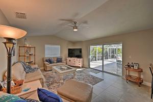 een woonkamer met een bank en een tafel bij Sunny Marco Island Oasis Less Than 2 Miles to Beach! in Marco Island