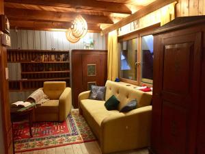 salon z kanapą i krzesłem w obiekcie Winterfell Korbielów - dom z basenem sezonowym lipiec-sierpień w Korbielowie