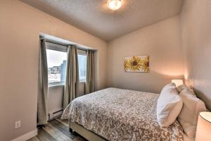 Tempat tidur dalam kamar di Buena Vista Condo half Mile to River and Main St!