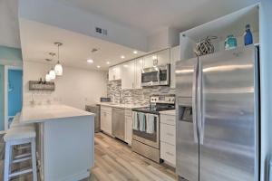 Η κουζίνα ή μικρή κουζίνα στο Walk to Ocean St Pete Beach Condo with Pool Access