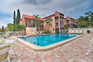 Πισίνα στο ή κοντά στο Walk to Ocean St Pete Beach Condo with Pool Access