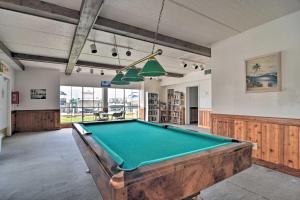 Τραπέζι μπιλιάρδου στο Walk to Ocean St Pete Beach Condo with Pool Access