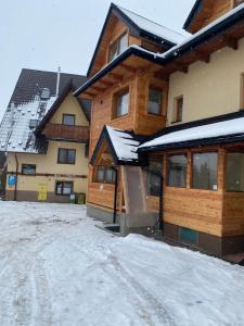 Obiekt Apartamenty pokoje Nad Potokiem zimą