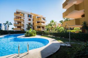 een zwembad voor een gebouw bij Apartament PARAISO DEL SOL in Torrevieja